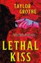 Text: "LETHAL KISS," "TAYLOR GROTHE," "BLOOD-SOAKED, SEXY, BRILLIANT." Rote Rosen, ein blauer Arm, Dornen und eine Silhouette., Buch