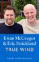Ewan McGregor & Eric Strickland: TRUE WIND. Zwei lächelnde Männer, einer bärtig, einer glatzköpfig, stehen nebeneinander.