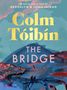 Der Text zeigt: "Colm Tóibín, The Bridge". Illustration eines Dorfes mit Brücke vor bunten Hügeln.