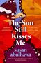 „The Sun Still Kisses Me“ von Susan Abulhawa. Illustration mit Schmetterlingsflügeln und einer kleinen Figur mit Pferd.