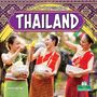 „Life and Traditions in Thailand“, fröhliche Frauen in bunter, traditioneller Kleidung, mit Wasserschalen spielend., Buch