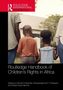 "Routledge Handbook of Children's Rights in Africa." Drei Personen von hinten, ein Kind hält zwei Erwachsene an der Hand., Buch