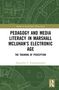 Text: Pedagogy and Media Literacy in Marshall McLuhan's Electronic Age: The Training of Perception. Autor: Panayiotes T. Tryphonopoulos. Grünes architektonisches Linienmuster im Hintergrund., Buch