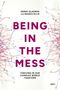 "BEING IN THE MESS" von Derek Gladwin und Naoko Ellis. Text umrahmt von blauen und roten Linien., Buch