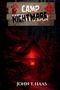 Text: "CAMP NIGHTMARE", "JOHN T. HAAS". Eine Hütte im Wald, rot beleuchtet, mit blutigen Handabdrücken auf einem Holzschild.