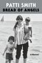 Text: "PATTI SMITH BREAD OF ANGELS A Memoir". Schwarz-Weiß-Foto am Strand, eine Frau mit zwei Kindern, eines auf dem Arm.