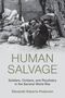 "Human Salvage: Soldiers, Civilians, and Psychiatry in the Second World War" von Elizabeth Roberts-Pedersen. Schwarze-Weiß-Szene von Menschen mit Kisten und Säcken., Buch