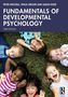 Titel: "Fundamentals of Developmental Psychology". Lächelnde Kinder liegen im Kreis auf Gras.