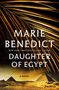 „Marie Benedict, Daughter of Egypt, A Novel“. Palmenblätter und Pyramiden in der Wüste als Hintergrund., Buch
