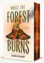 "While the Forest Burns" in großen Buchstaben. Ein Schmetterling vor einem brennenden Baum, Text: "Secrets lie buried in the pines.", Buch