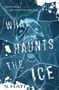 Text: "If you're lucky, the cold will kill you first. WHAT HAUNTS THE ICE. S. HATI." Ein grimmiger Totenkopf hinter gesprungenem Eis.