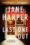 JAN HARPER LAST ONE OUT. Lobender Kommentar von David Baldacci. Sonnenuntergang durch ein verwittertes Fenster., Buch