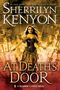 Texte: Sherrilyn Kenyon, At Death's Door, A Deadman's Cross Novel. Eine Frau in dunklem Korsett, umgeben von Flammen und Schädeln.