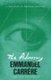 Text: "A True Story of Monstrous Deception", "The Adversary", "Emmanuel Carrère". Hintergrund: Grünton mit einem stilisierten Auge., Buch