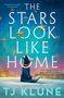 Ein Hund blickt zu hängenden Sternen, umgeben von den Worten "THE STARS LOOK LIKE HOME" und "TJ KLUNE"., Buch