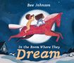 Texte: "Bee Johnson", "In the Room Where They Dream".  
Illustration: Zwei Kinder reiten auf einem Pferd vor Mond., Buch