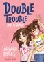 “Double Trouble Lost in Japan” steht groß. Zwei fröhliche Manga-Mädchen posieren, eine zeigt ein Peace-Zeichen.