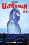 "Ultraman" in leuchtend roten Buchstaben, riesige humanoide Figur mit schillerndem Körper über einer Stadtansicht.