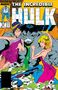 "The Incredible Hulk". Grau-grüner Riese mit zwei Frauen. Geldscheine, Münzen und ein Gewehr sind vor ihnen. Comic-Stil.