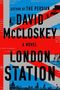 Text: "Author of The Persian, David McCloskey, A Novel, London Station." Hintergrund: Blau, Rot, britische Flagge., Buch