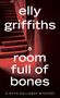 Elly Griffiths: A Room Full of Bones, Buch