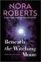 Texte: "NORA ROBERTS", "Beneath the Witching Moon". Vollmond über Bäumen, umgeben von funkelnden Sternen am lila Himmel., Buch