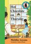 "Hot Chocolate on Thursday" steht im Fenster. Illustration von einem Mann und einer Frau in einem Café, mit Katze.