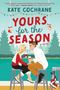 Buchtitel "Yours for the Season" von Kate Cochrane. Illustration: Zwei Personen sitzen draußen, halten Getränke, umgeben von Tannen.