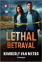 "Lethal Betrayal", zwei Personen in Lederjacken vor Berglandschaft und Absperrband. "Romantic Suspense", "Kimberly Van Meter"., Buch