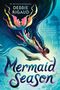 "DEBBIE RIGAULD, Mermaid Season. Eine Meerjungfrau taucht mit einem Delfin in einer fantastischen Unterwasserwelt."
