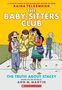 "The Baby-Sitters Club: The Truth About Stacey" von Raina Telgemeier. Vier lachende Mädchen, bunte Kleidung, herbstliche Blätter.