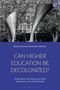 "CAN HIGHER EDUCATION BE DECOLONIZED?" über blauem Hintergrund. Schwarz-weißes Bild von moderner Skulptur und Bäumen., Buch