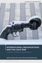 "INTERNATIONAL ORGANIZATIONS AND THE COLD WAR" vor einem Gebäude mit einer Skulptur einer verknoteten Pistole., Buch