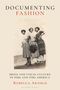 "Documenting Fashion." Drei Frauen in 1920er/30er-Kleidung, lächelnd, mit Hüten und Röcken auf einem Feld., Buch