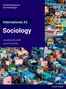 „International A2 Sociology“. Bunte Häuser in dicht besiedeltem Gebiet, mit vielfältigen Farben und architektonischen Stilen., Buch