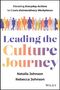 Elevating Everyday Actions to Create Extraordinary Workplaces. Leading the Culture Journey. Natalie & Rebecca Johnson. Silhouetten von Menschen., Buch