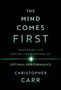 "The Mind Comes First: Mastering the Mental Foundations of Optimal Performance" von Christopher Carr. Schwarzer Hintergrund., Buch