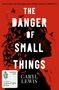 „The Danger of Small Things“ – Caryl Lewis. Silhouette mit fliegenden Bienen. Gewinnerlogo unten links.