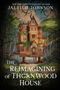Die Texte im Vordergrund lauten: "Jaleigh Johnson", "It's time to put down roots", "The Reimagining of Thornwood House". Das Bild zeigt ein verwunschenes Haus auf zwei Bäumen im Wald., Buch