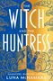 "The Witch and the Huntress" steht in großen Buchstaben. Darunter: "Daughters. Warriors. Lovers." Halb blau, halb goldene Gestaltung.
