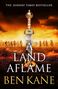 "The Sunday Times Bestseller", "A Land Aflame", "Ben Kane". Ein Schwert ragt aus brennendem Boden, Reiter im Hintergrund.
