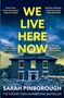 "WE LIVE HERE NOW" steht in gelber Schrift vor einem dunkelblauen Himmel über einem alten Haus. Der Autor ist Sarah Pinborough.