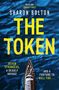 "Sharon Bolton. THE TOKEN. Seven strangers, a deadly voyage. And a fortune to kill for..." Ein Boot auf bewegtem Wasser.