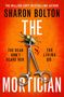 Text: "The dead don't scare her. The living do." Eine Schere hält einen Käfer, roter Hintergrund.