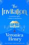 "The Invitation. A secret love story. A chance to stay forever. Veronica Henry. The Sunday Times Bestseller." Ein Haus mit goldenem Dach, Bäume und ein Auto auf blauem Hintergrund.