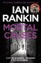 „THE ICONIC NUMBER ONE BESTSELLER“, „IAN RANKIN“, „MORTAL CAUSES“. Schwarz-weißes Bild von Person in schmaler Gasse., Buch