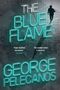 „THE BLUE FLAME“ und „GEORGE PELECANOS“ in leuchtenden Buchstaben. Ein Mann im Anzug läuft über einen Stadtplan.