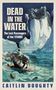 „DEAD IN THE WATER: The Lost Passengers of the TITANIC“ oben. Unten: „CAITLIN DOUGHTY“. Skelett auf Eisberg über sinkendem Schiff.