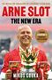 Bucheinband mit Text: „ARNE SLOT: THE NEW ERA“. Unterschrift: „MIKOS GOUKA“. Person in rotem Trikot hält Pokal., Buch