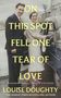 „ON THIS SPOT FELL ONE TEAR OF LOVE“ steht über einem alten Foto eines lächelnden Paars, das ein Auto besteigt., Buch